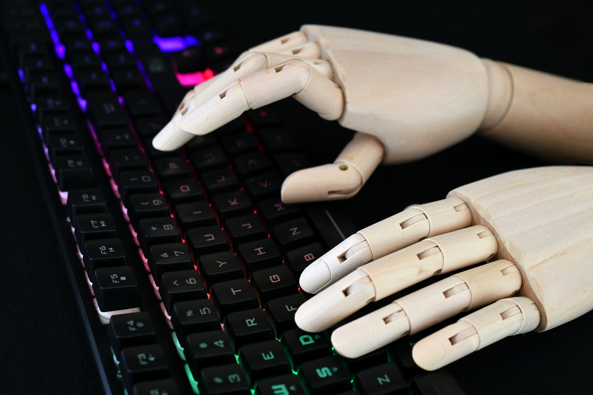 Conceito de Inteligência Artificial (IA) - Mãos de robô digitando em um teclado iluminado.